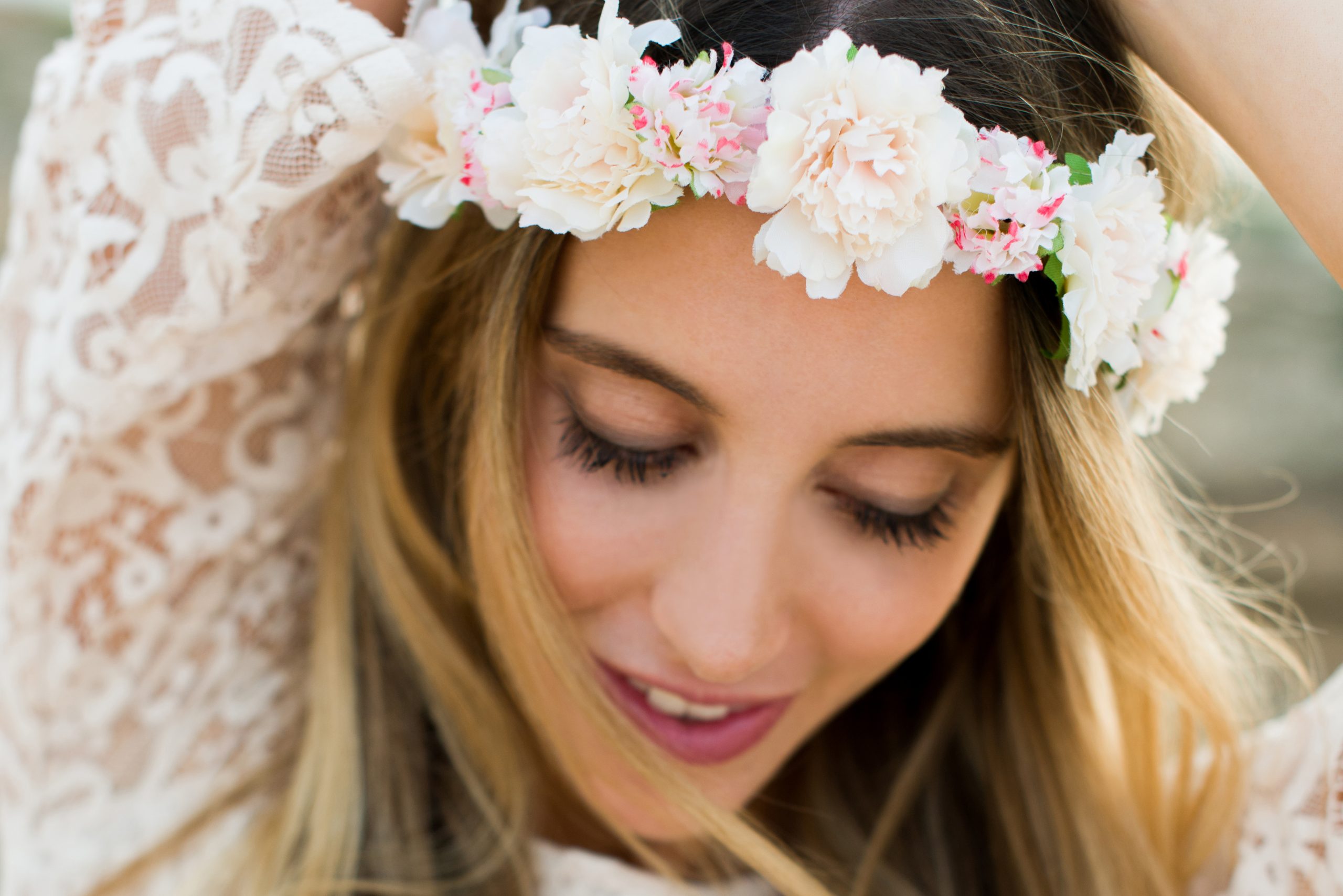 Verträumte junge Boho Braut trägt einen romantischen Blumenkranz von CELEBRIDE Trisa Accessoires, am Strand in Ibiza