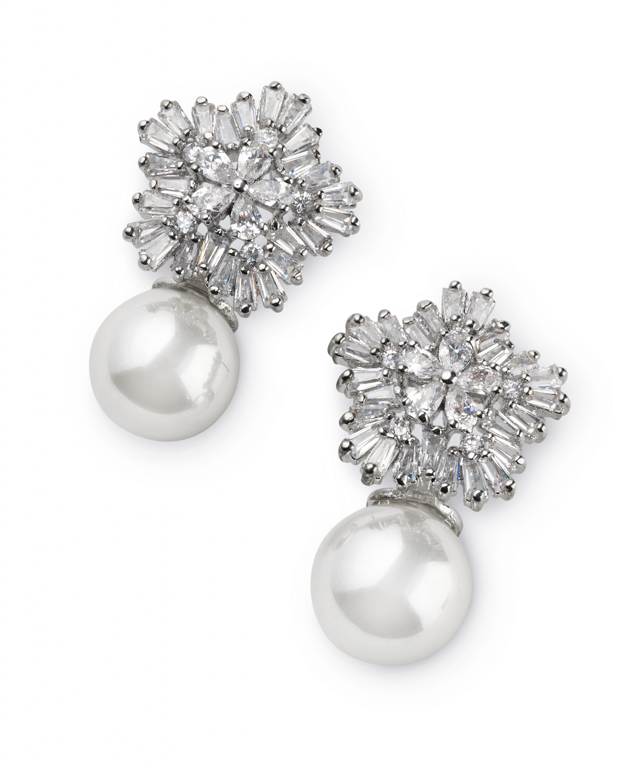 Ohrschmuck mit grosser Perle und facettierten weissen Steinen für die Braut, in hell rhodinierter Fassung, von CELEBRIDE Trisa Accessoires, auf weissem Hintergrund