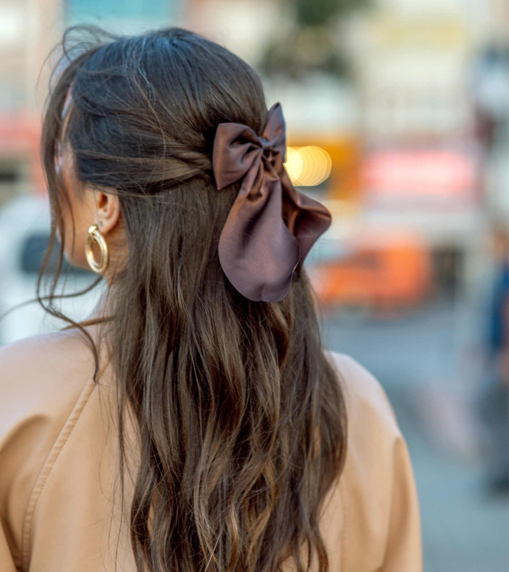 Moderne Frau mit brauner grossen Haarschleife im Haar